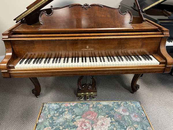 1948 Steinway Louis XV model M grand piano in walnut - Grand Pianos